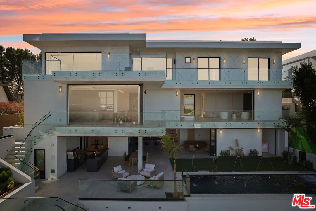 Exterior, Facade, Modern
