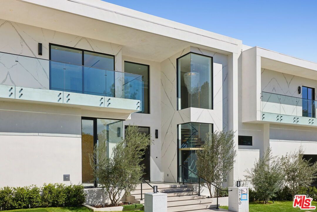 Exterior, Facade, Modern