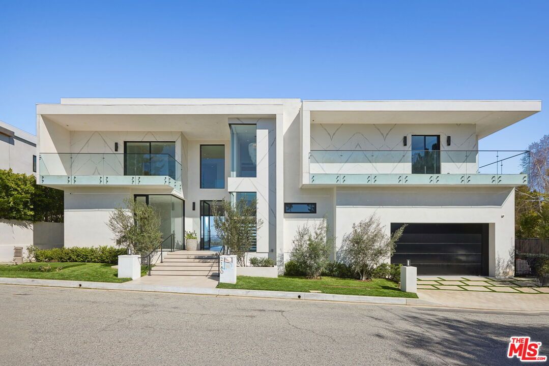 Attached, Exterior, Facade, Modern
