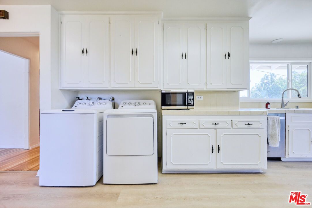 Interior, Washer, Wood Texture Flooring