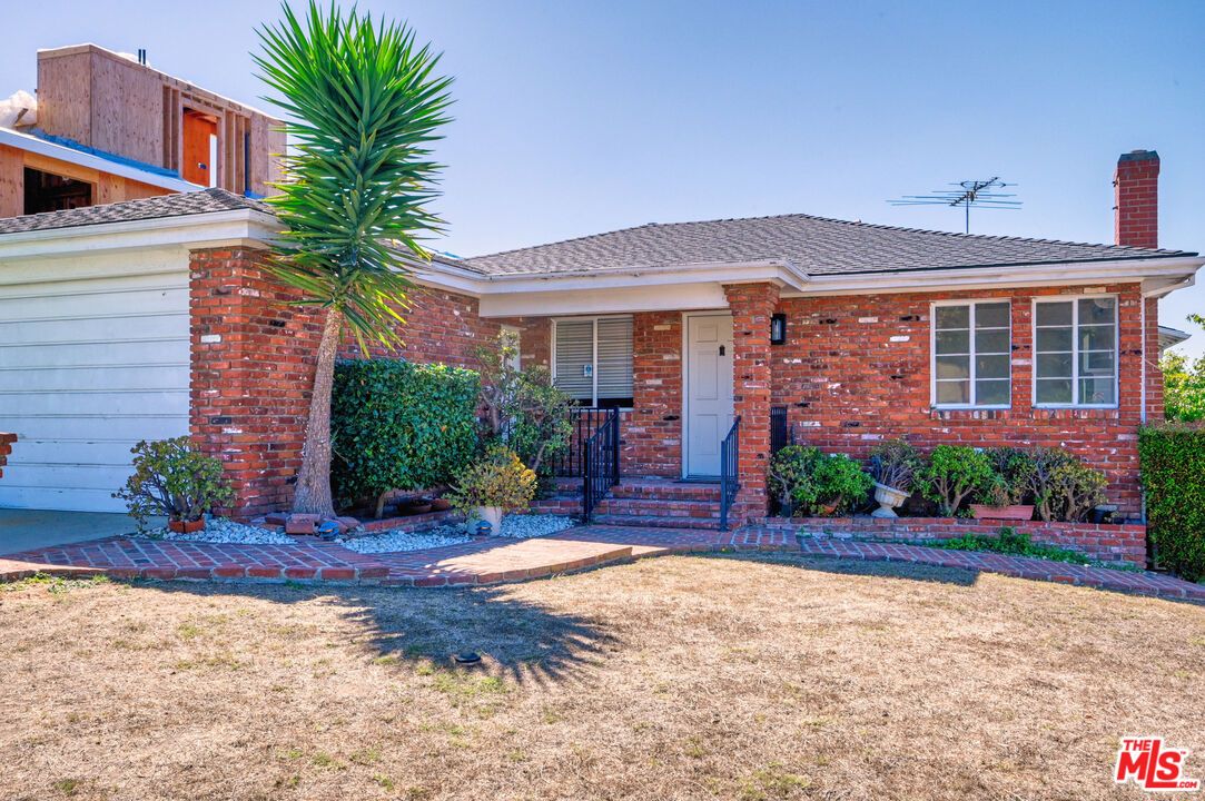 Backyard, Exterior, Facade, Brick Facade, Ranch