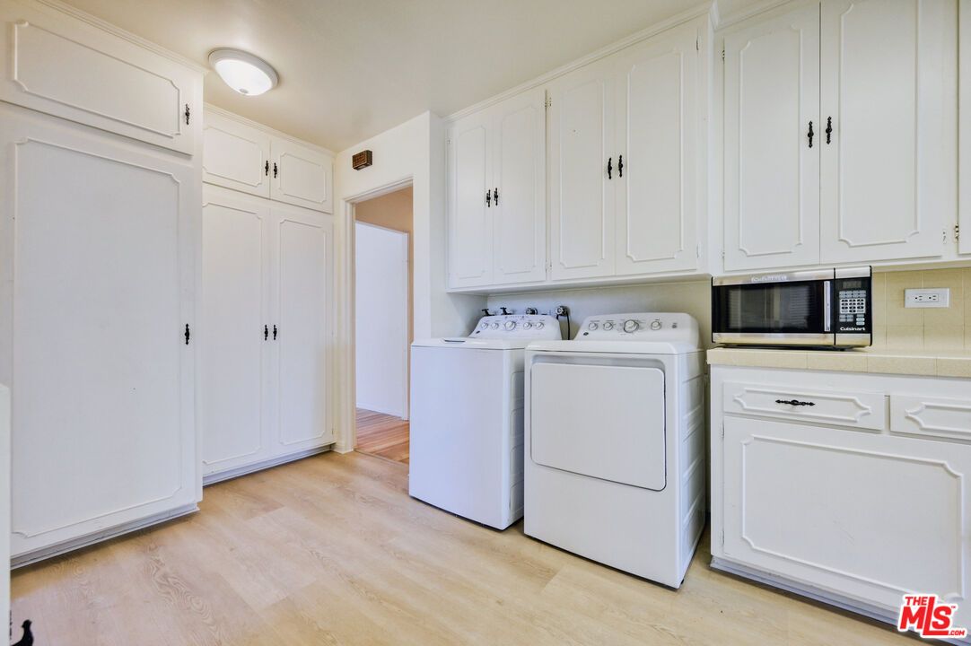 Interior, Washer, Wood Texture Flooring