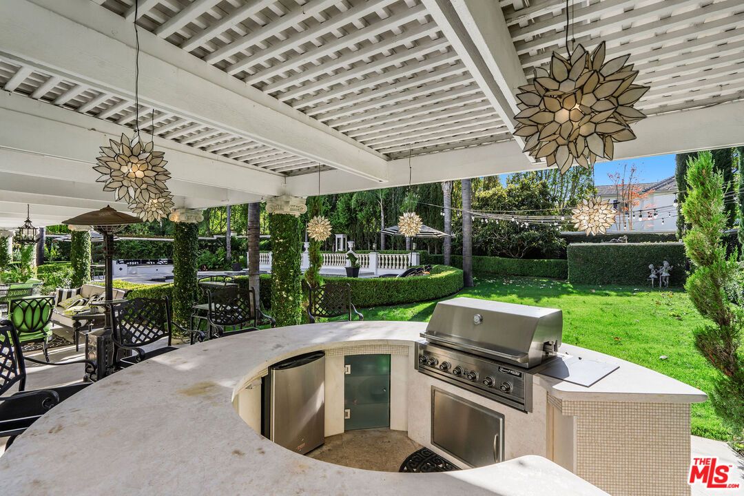 Exterior, Outdoor Kitchen