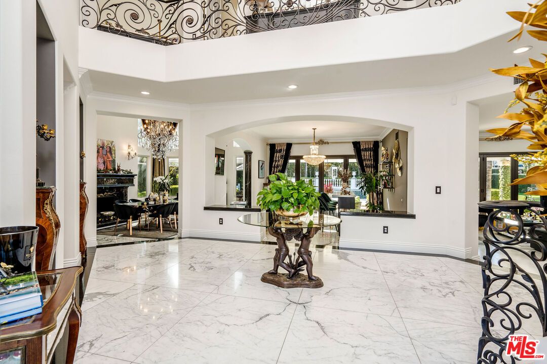 Chandelier, Dining room, Interior, Marble, Piano, Recessed Lighting