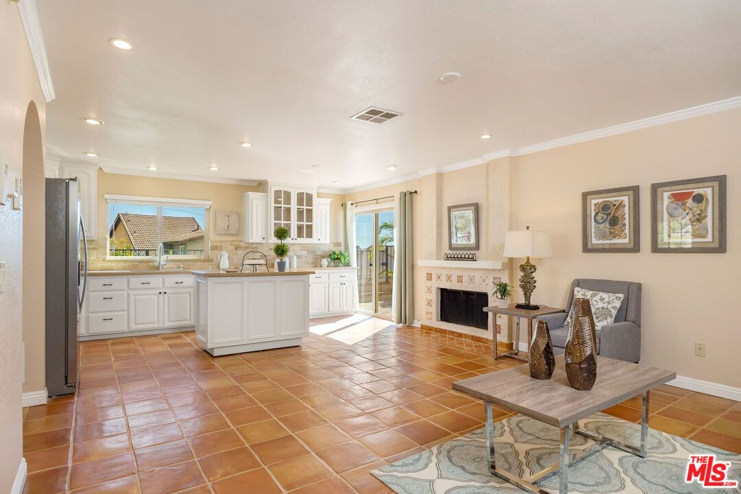 Fireplace, Interior, Kitchen, Recessed Lighting