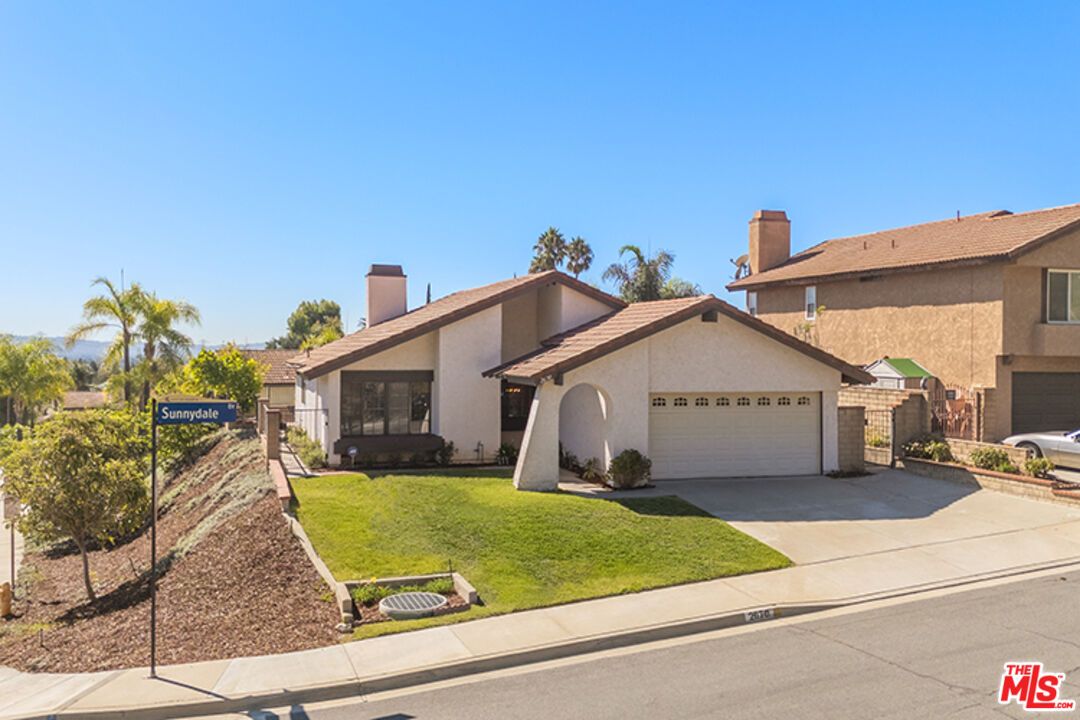 Attached, Backyard, Exterior, Facade, Modern