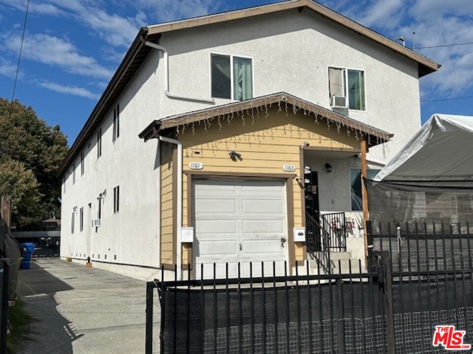 Attached, Exterior, Facade, Mediterranean