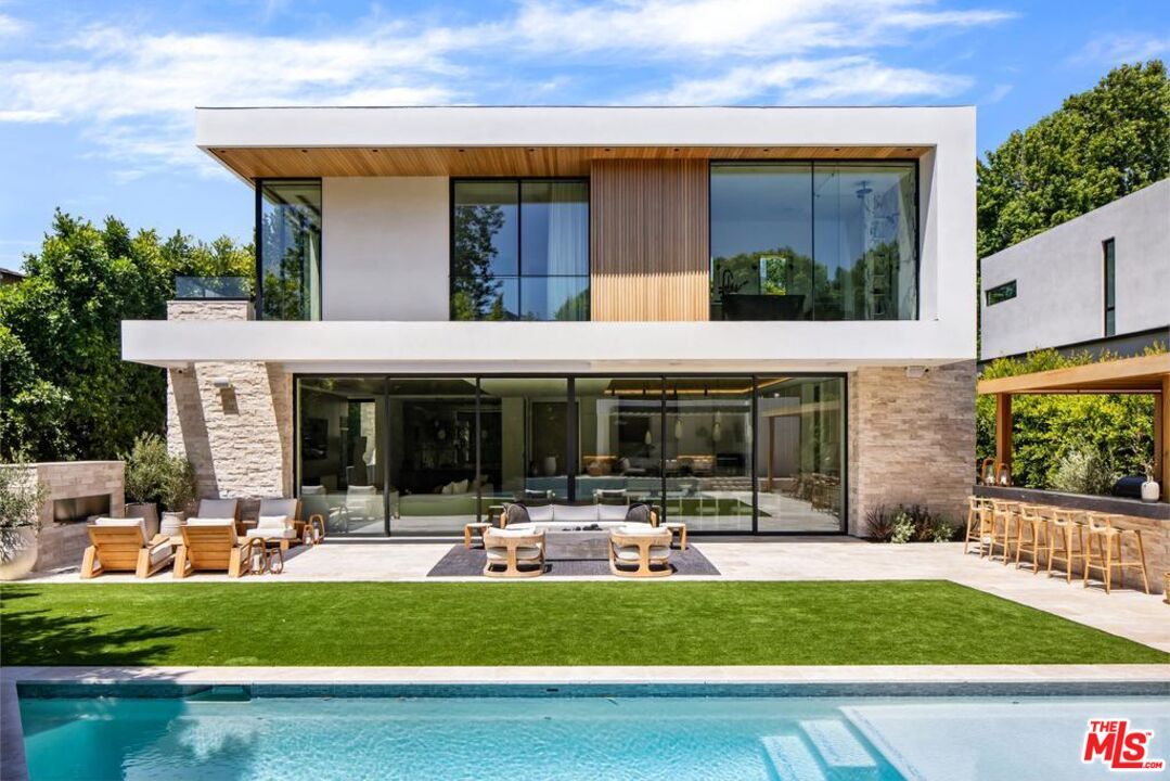 Backyard, Exterior, Facade, Pool, Modern