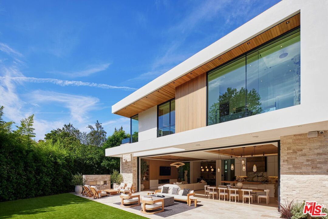 Backyard, Exterior, Facade, Modern