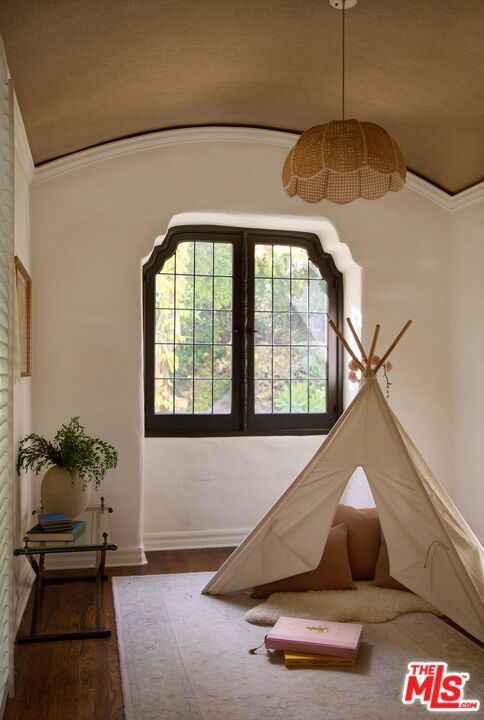 Interior, Pendant Lights, Wood Texture Flooring