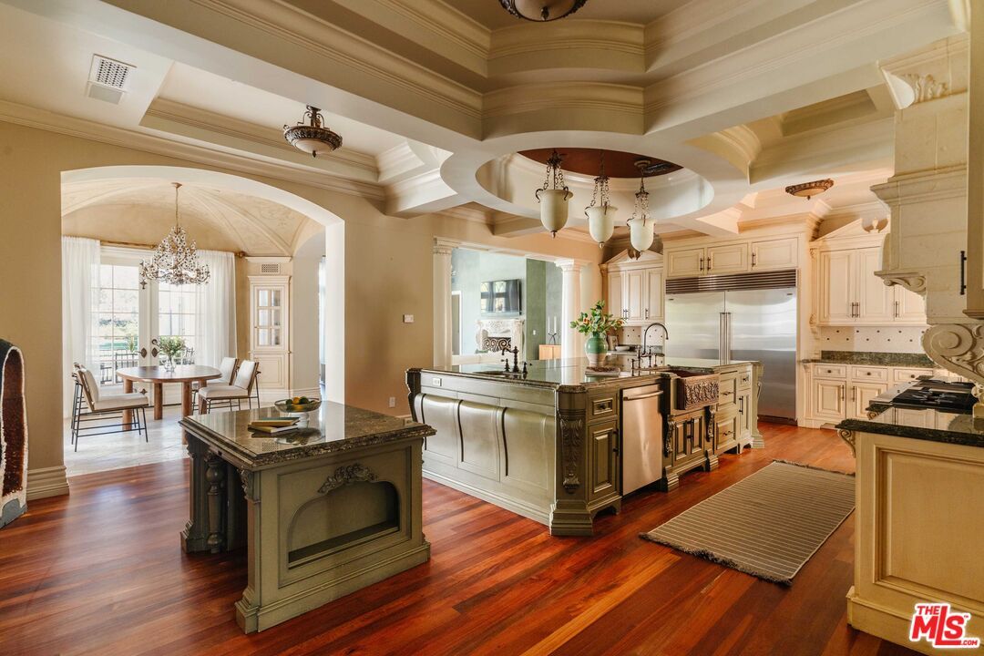 Chandelier, Dining room, Interior, Kitchen, Stainless Steel Appliances, Wood Texture Flooring