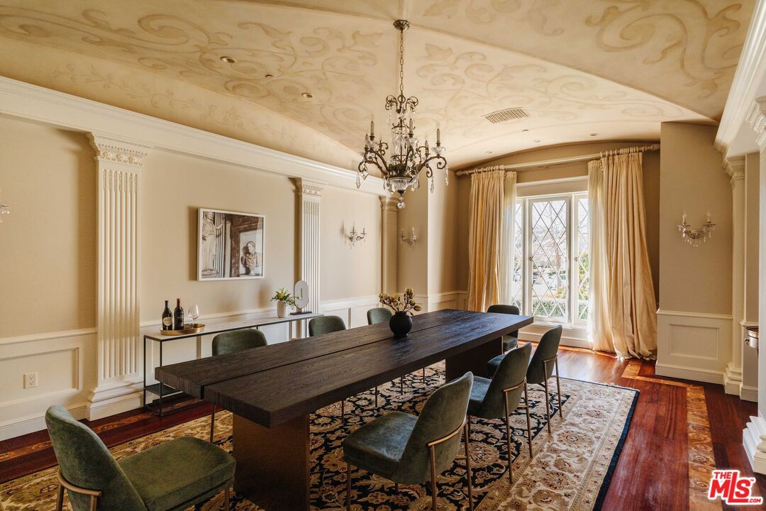 Chandelier, Dining room, Interior, Recessed Lighting, Wood Texture Flooring