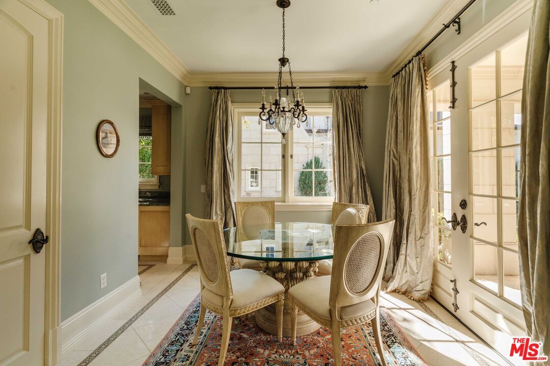 Chandelier, Dining room, Interior