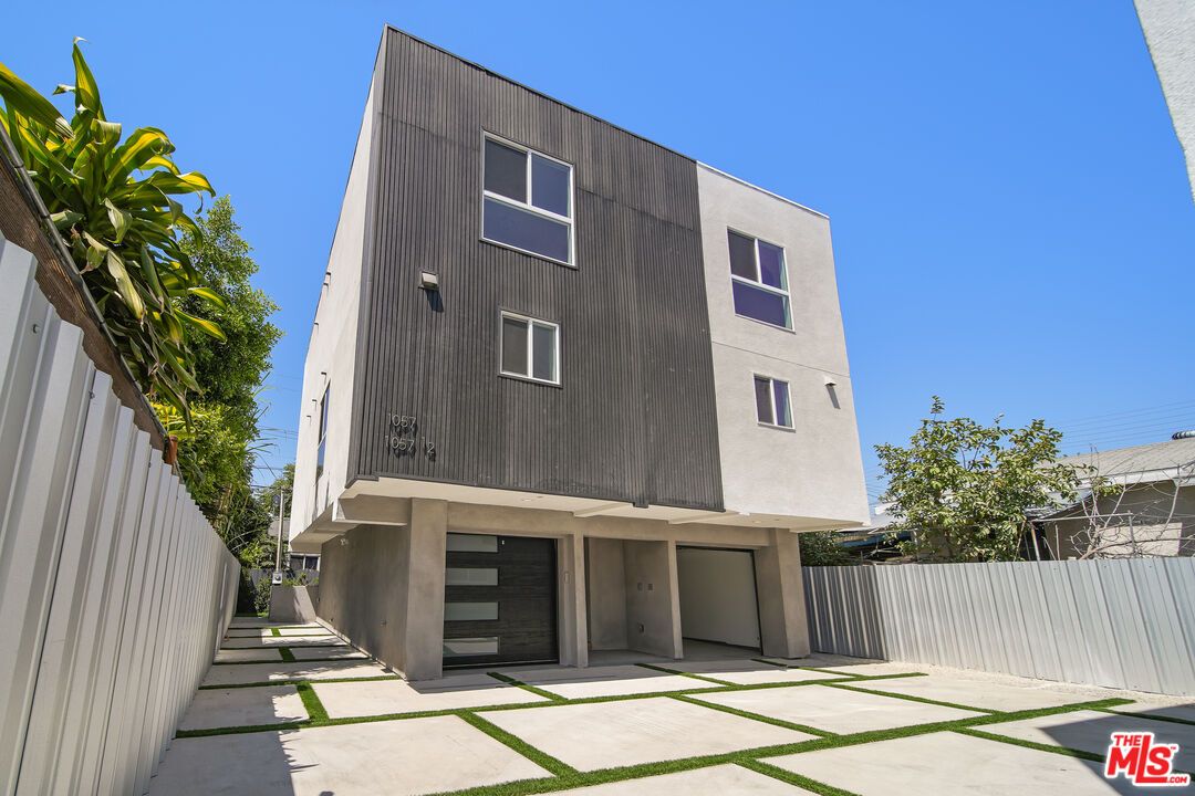 Attached, Exterior, Facade, Modern