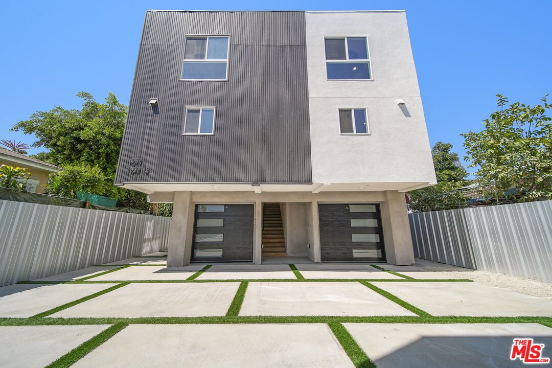 Attached, Exterior, Facade, Modern
