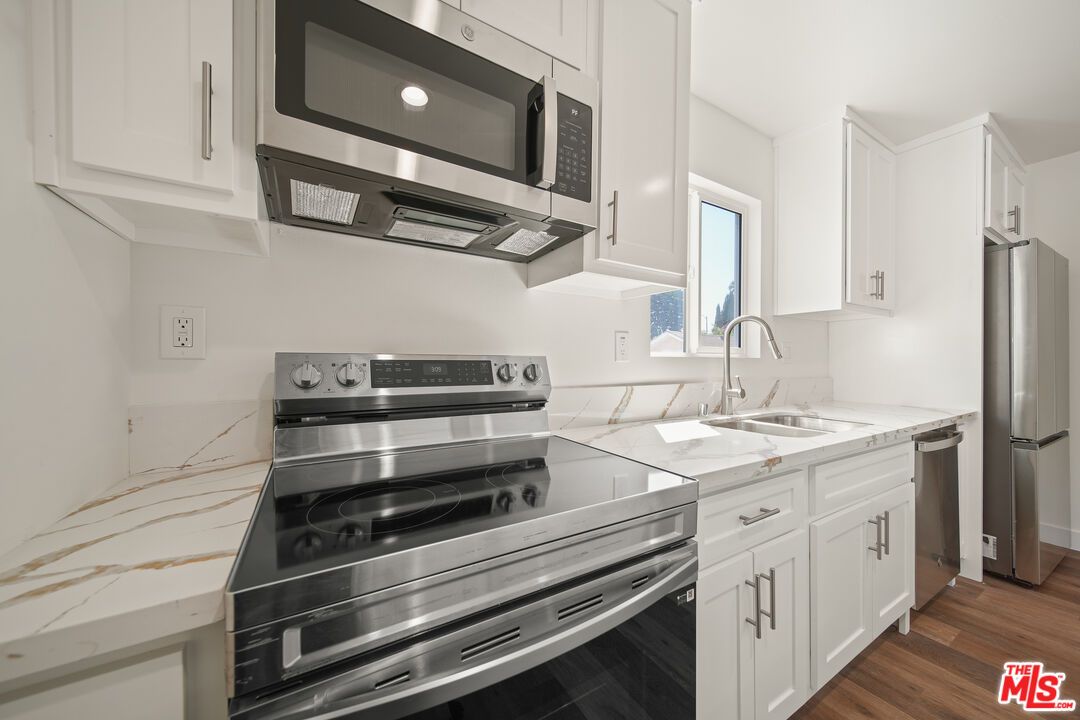 Interior, Kitchen, Stainless Steel Appliances, Wood Texture Flooring