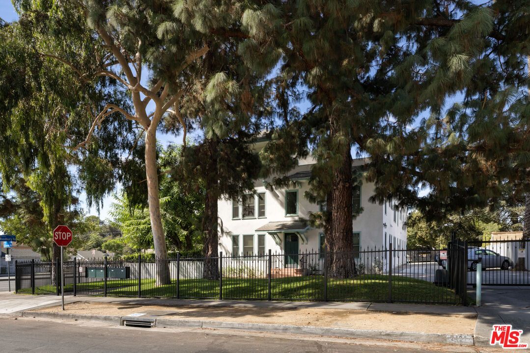 Exterior, Facade, None