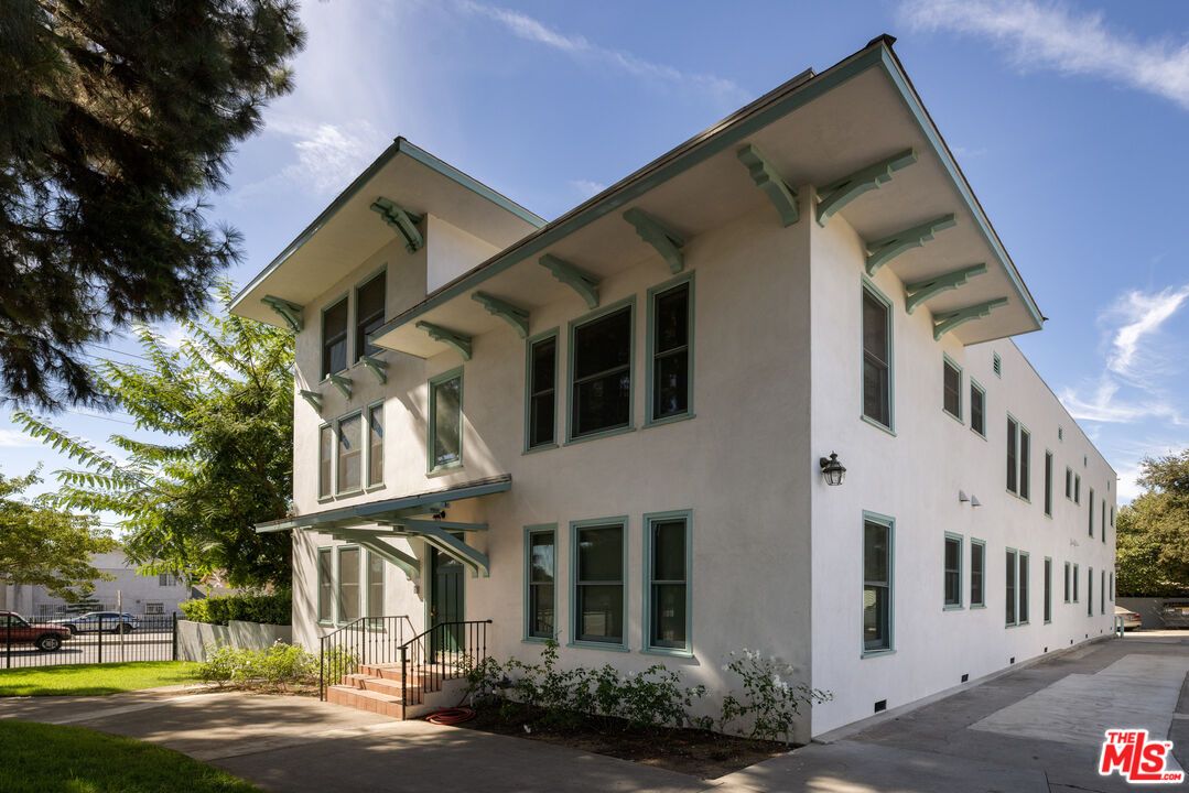 Exterior, Facade, Modern