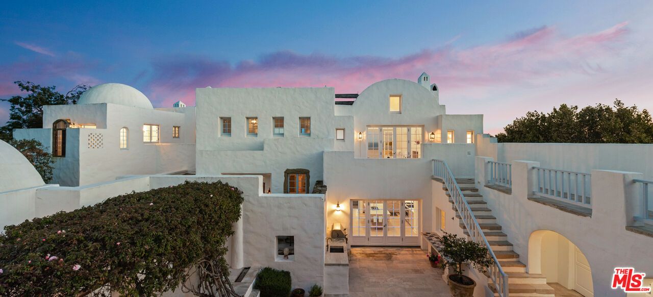 Exterior, Facade, Modern