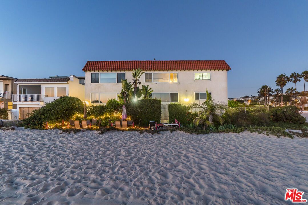 Exterior, Facade, Mediterranean