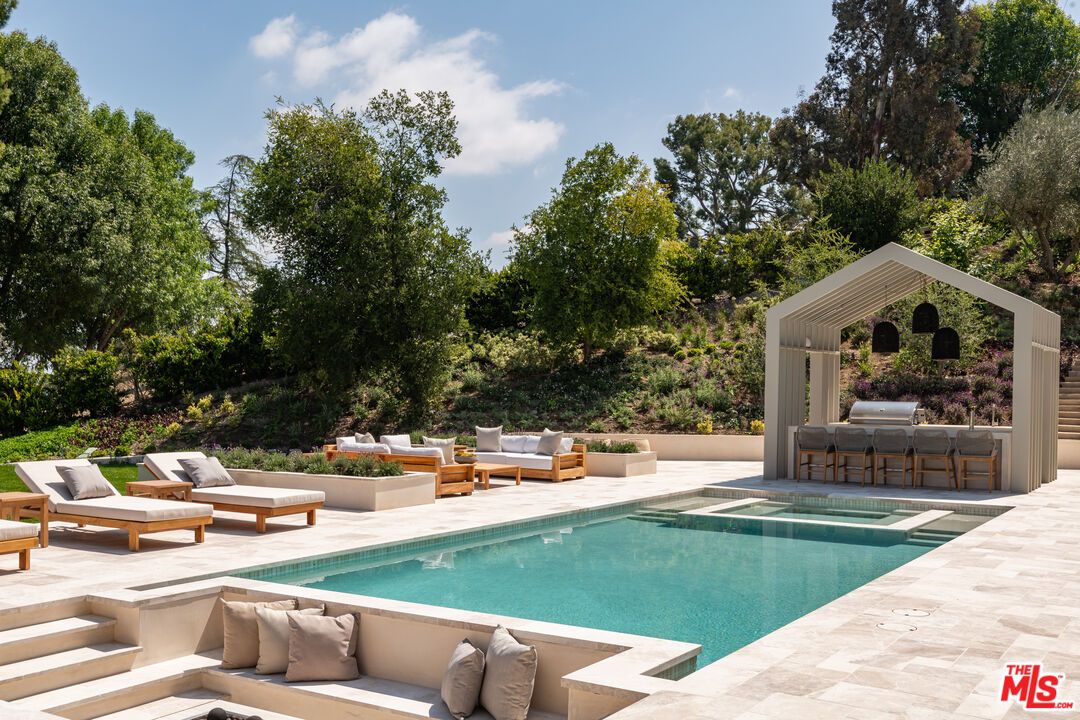 Exterior, Outdoor Kitchen, Pool