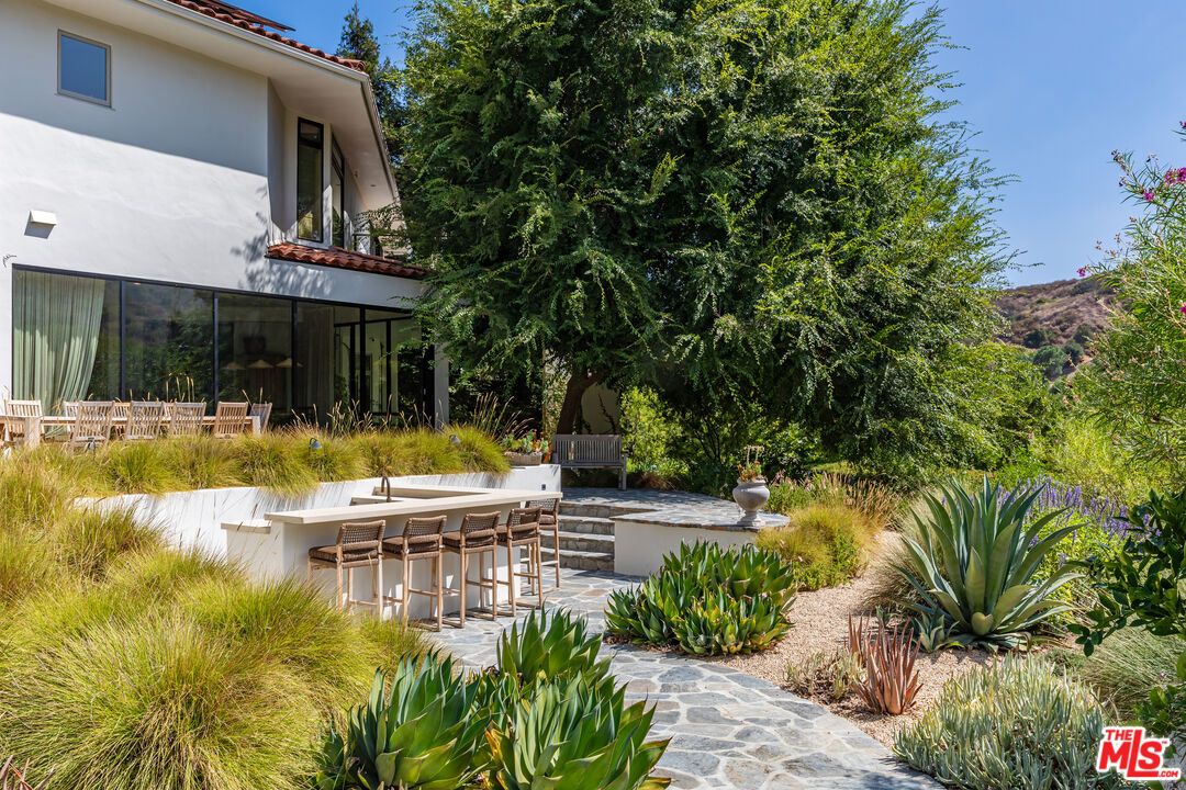 Backyard, Exterior, Outdoor Kitchen