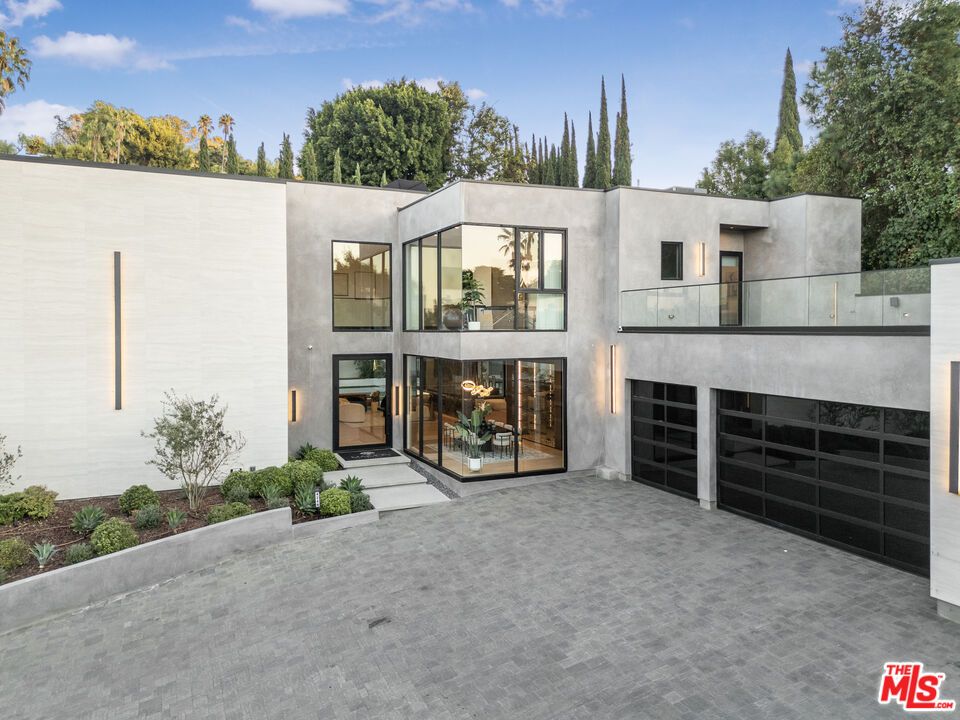 Attached, Exterior, Facade, Modern