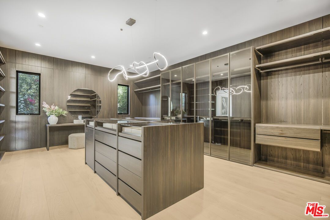 Interior, Pendant Lights, Recessed Lighting, Walk-in Closets, Wood Texture Flooring