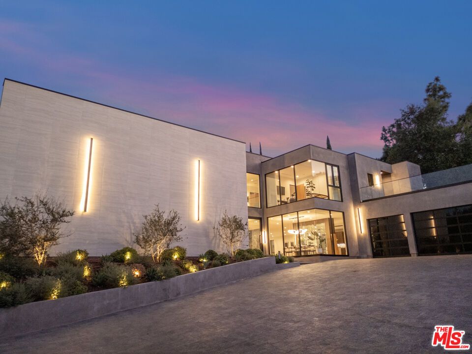 Attached, Exterior, Facade, Modern