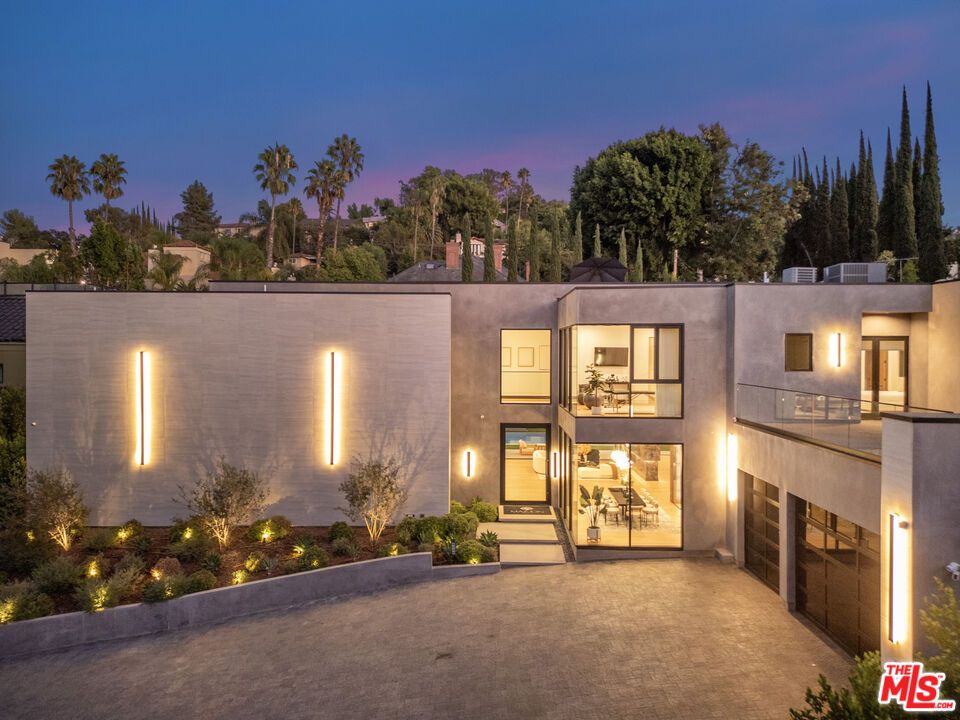 Attached, Exterior, Facade, Modern