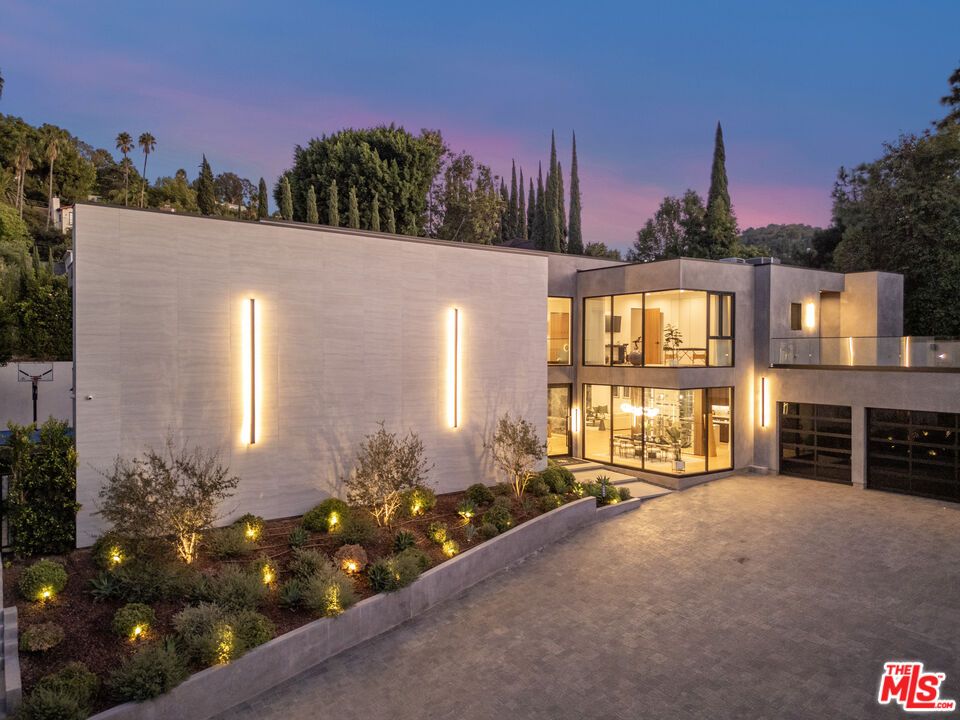 Attached, Exterior, Facade, Modern