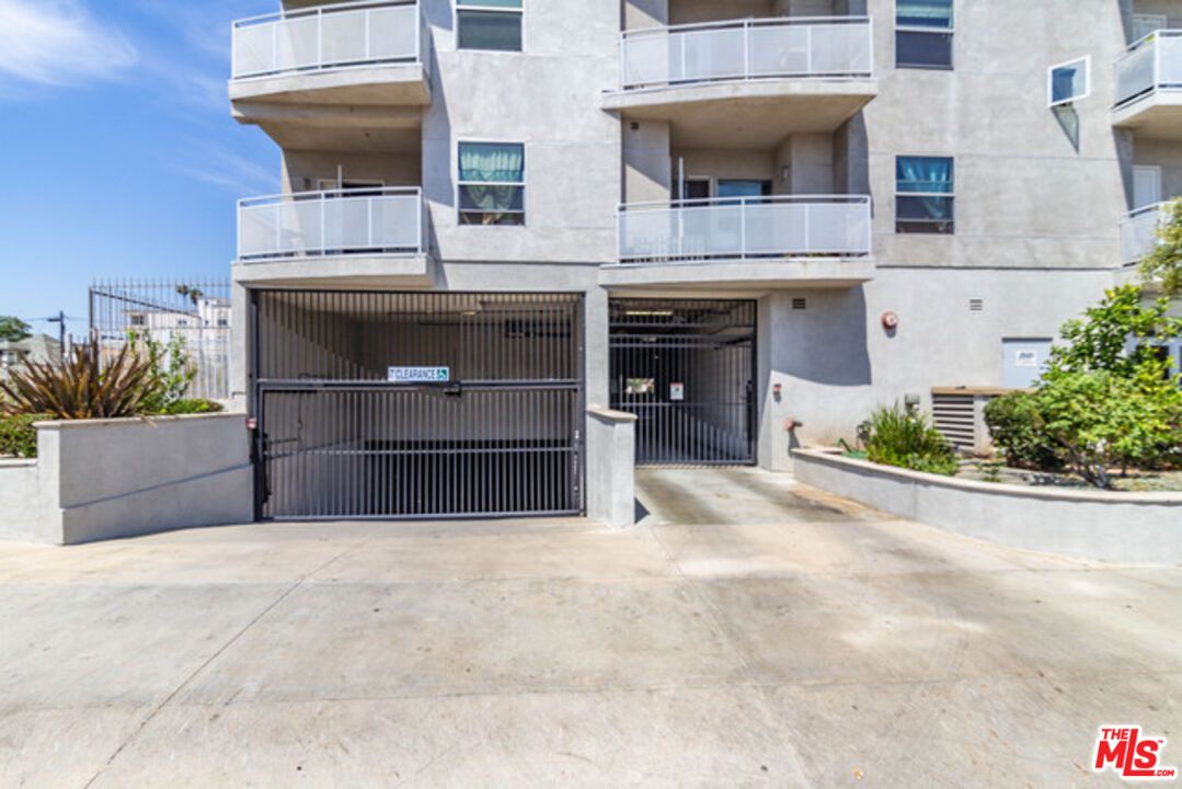 Attached, Exterior, Facade, Modern