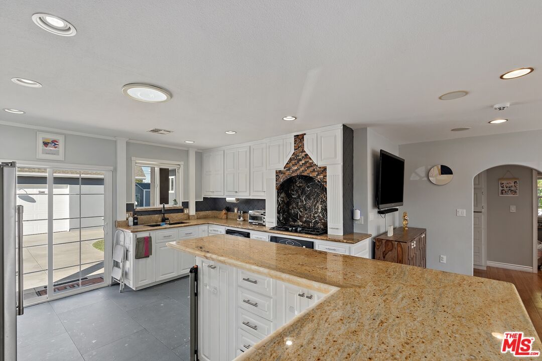 Fireplace, Interior, Kitchen, Recessed Lighting, Wood Texture Flooring