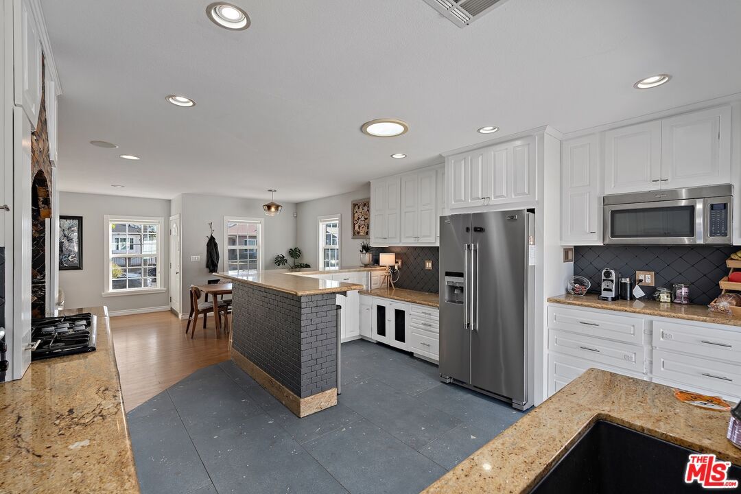 Dining room, Interior, Kitchen, Pendant Lights, Recessed Lighting, Stainless Steel Appliances