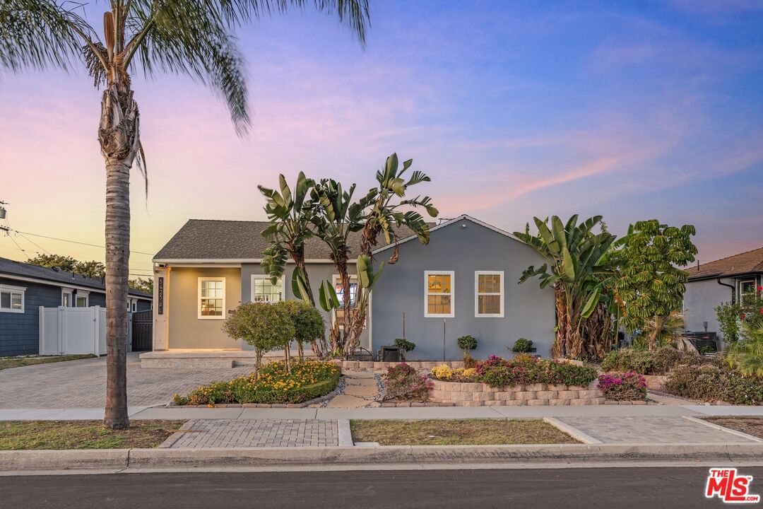 Exterior, Facade, Ranch