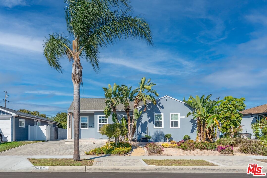 Exterior, Facade, Ranch