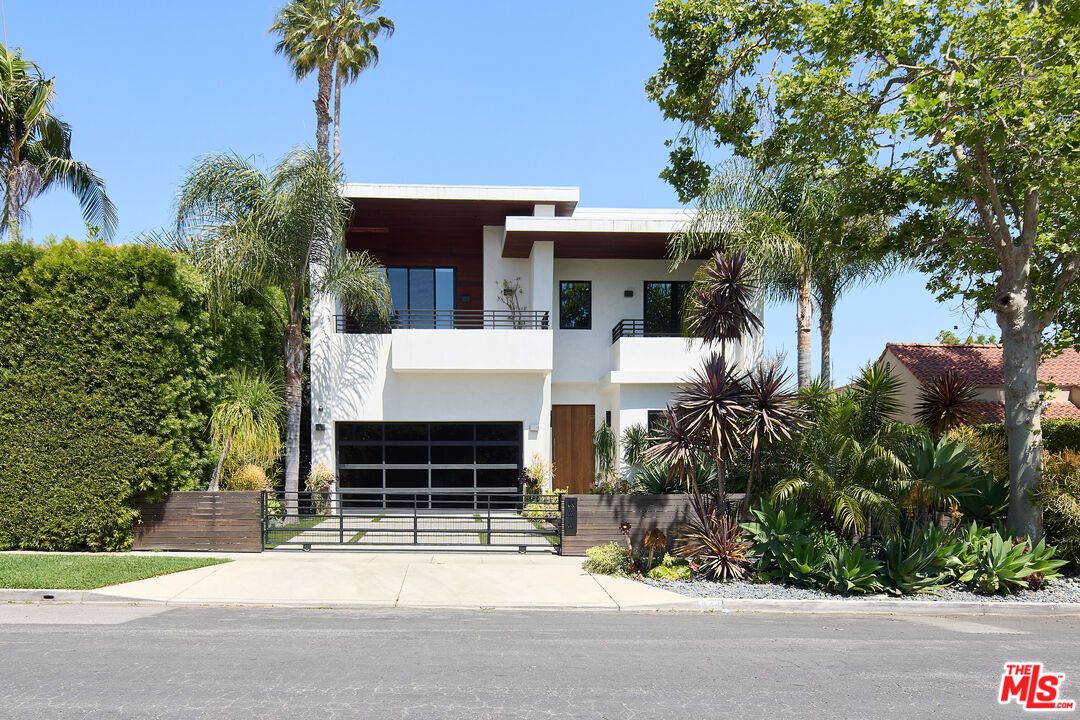 Attached, Exterior, Facade, Modern