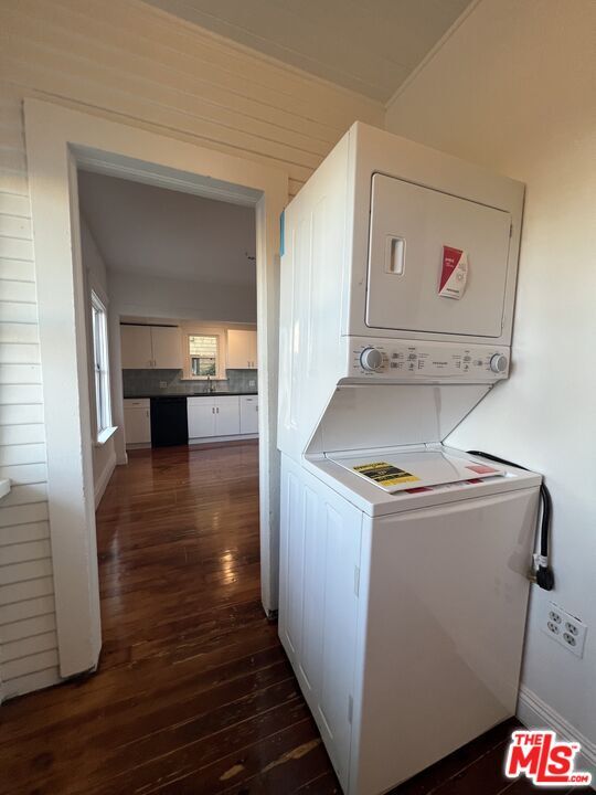 Interior, Kitchen, Utility Closets, Washer, Wood Texture Flooring