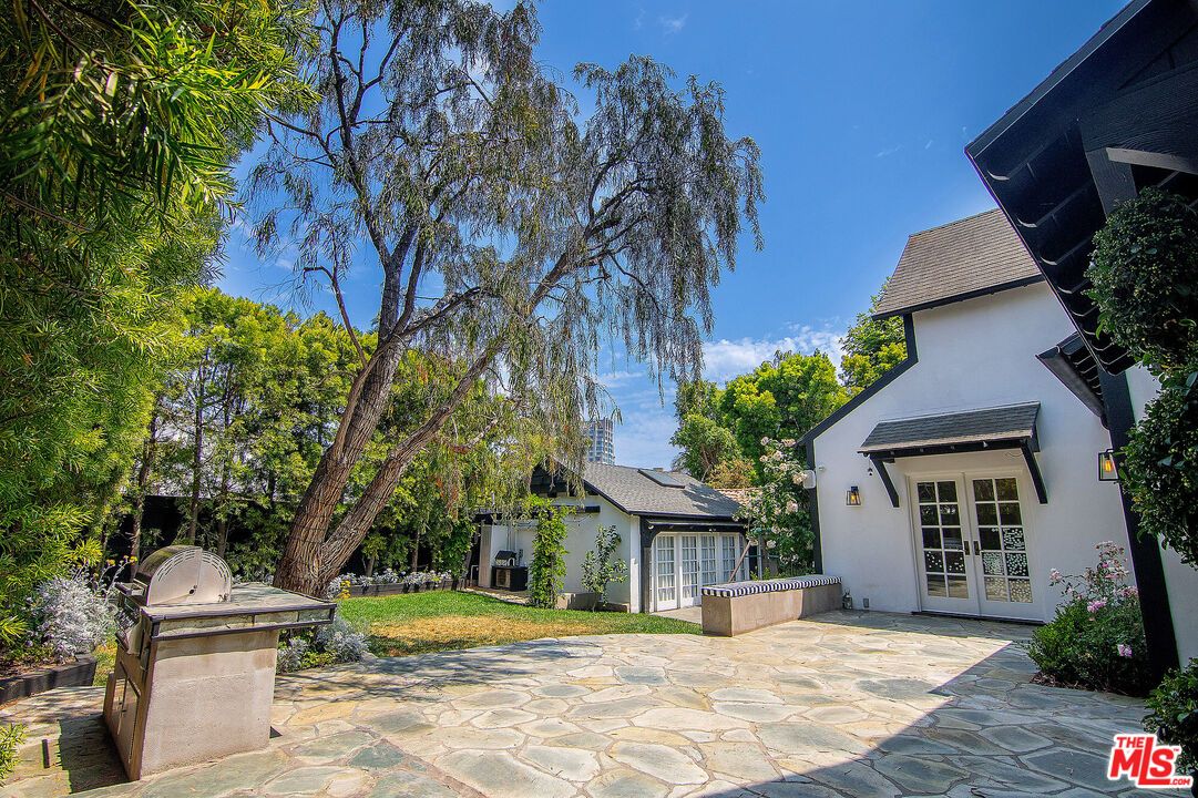 Backyard, Exterior, Outdoor Kitchen