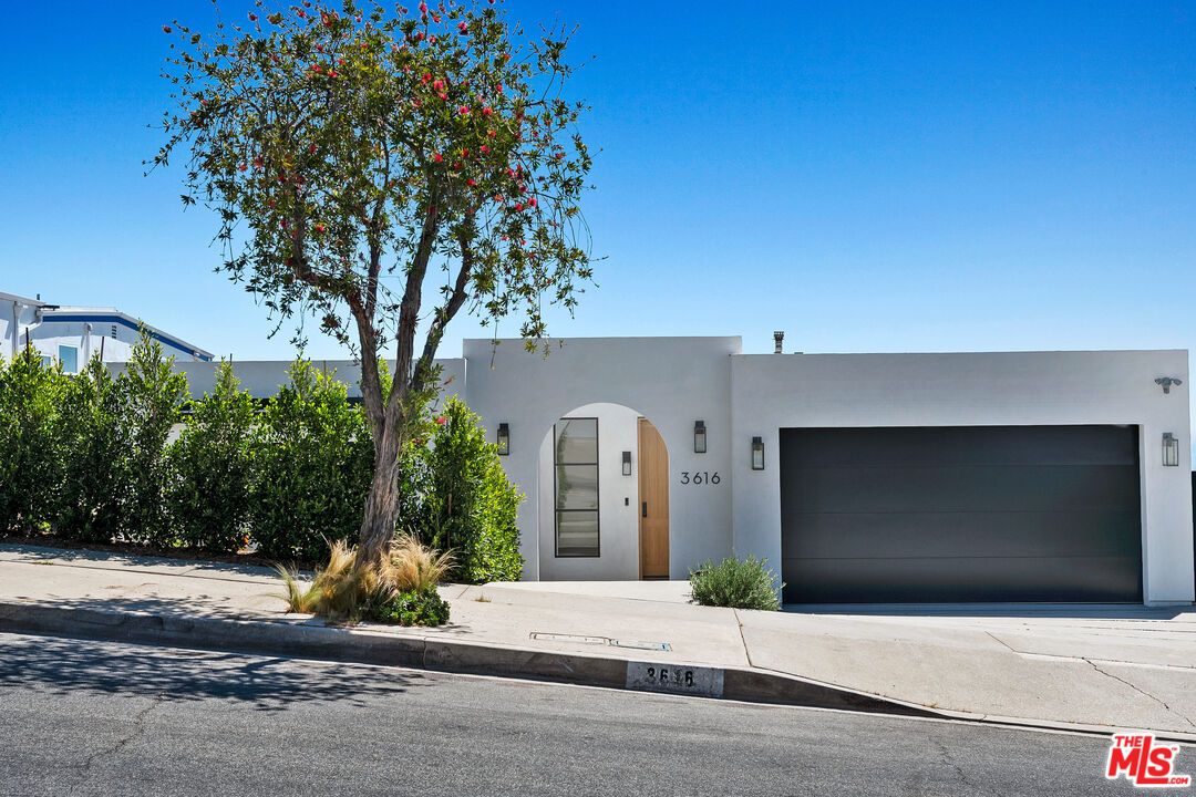 Attached, Exterior, Facade, Modern