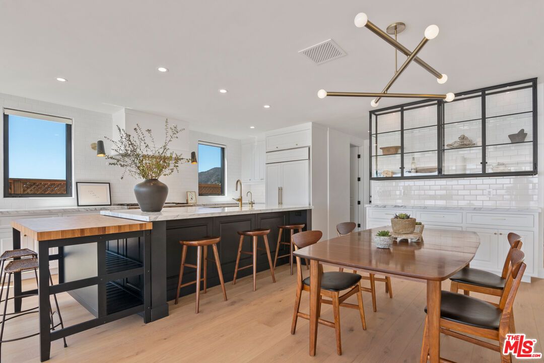 Dining room, Interior, Kitchen, Pendant Lights, Recessed Lighting, Wood Texture Flooring