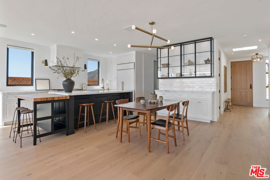 Dining room, Interior, Kitchen, Pendant Lights, Recessed Lighting, Wood Texture Flooring