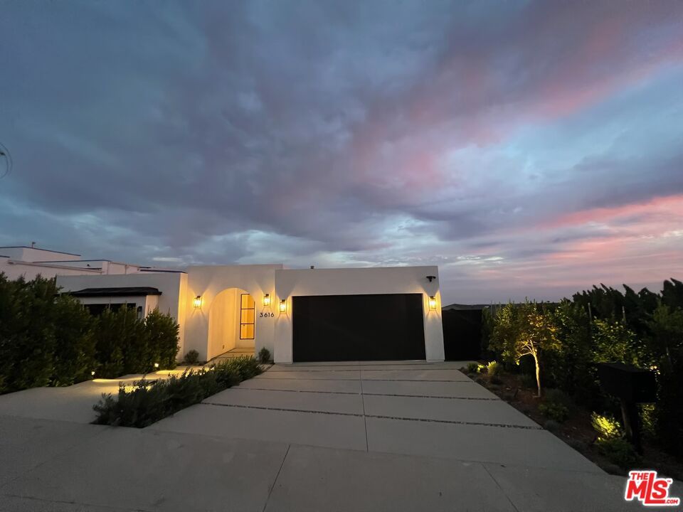 Attached, Exterior, Facade, Modern