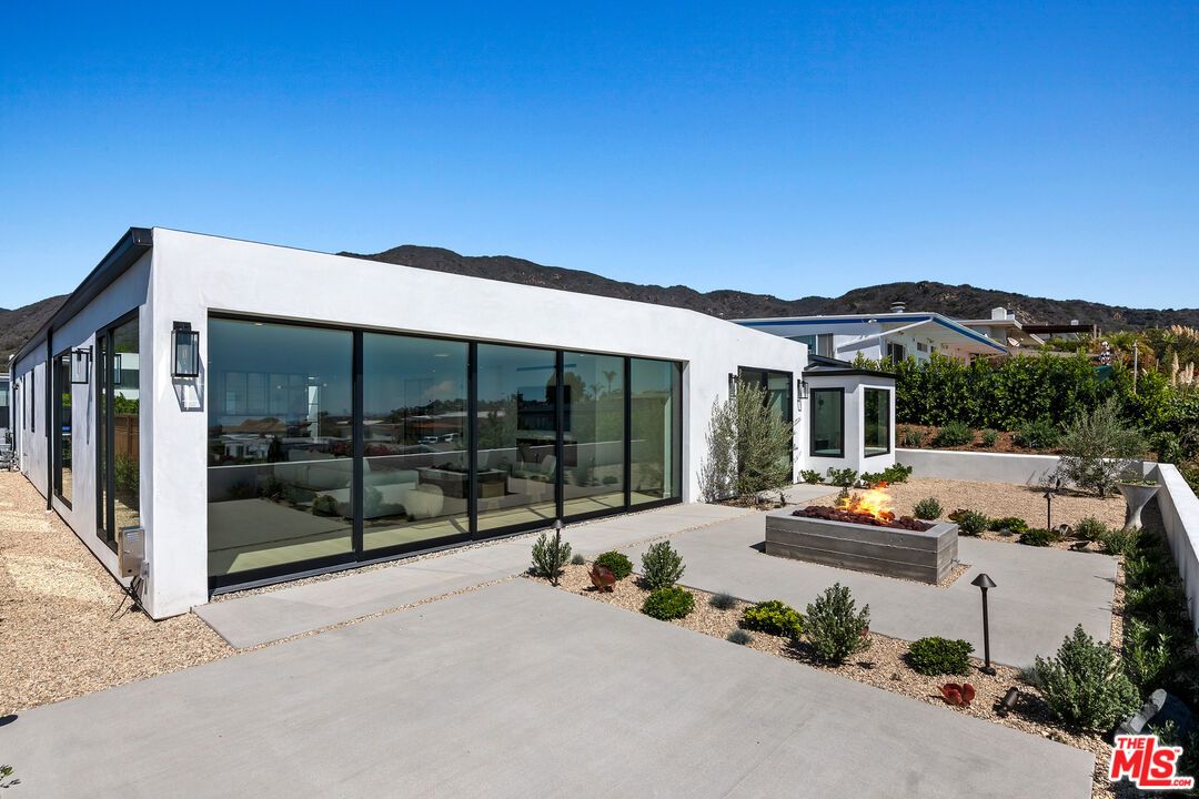 Backyard, Exterior, Facade, Modern