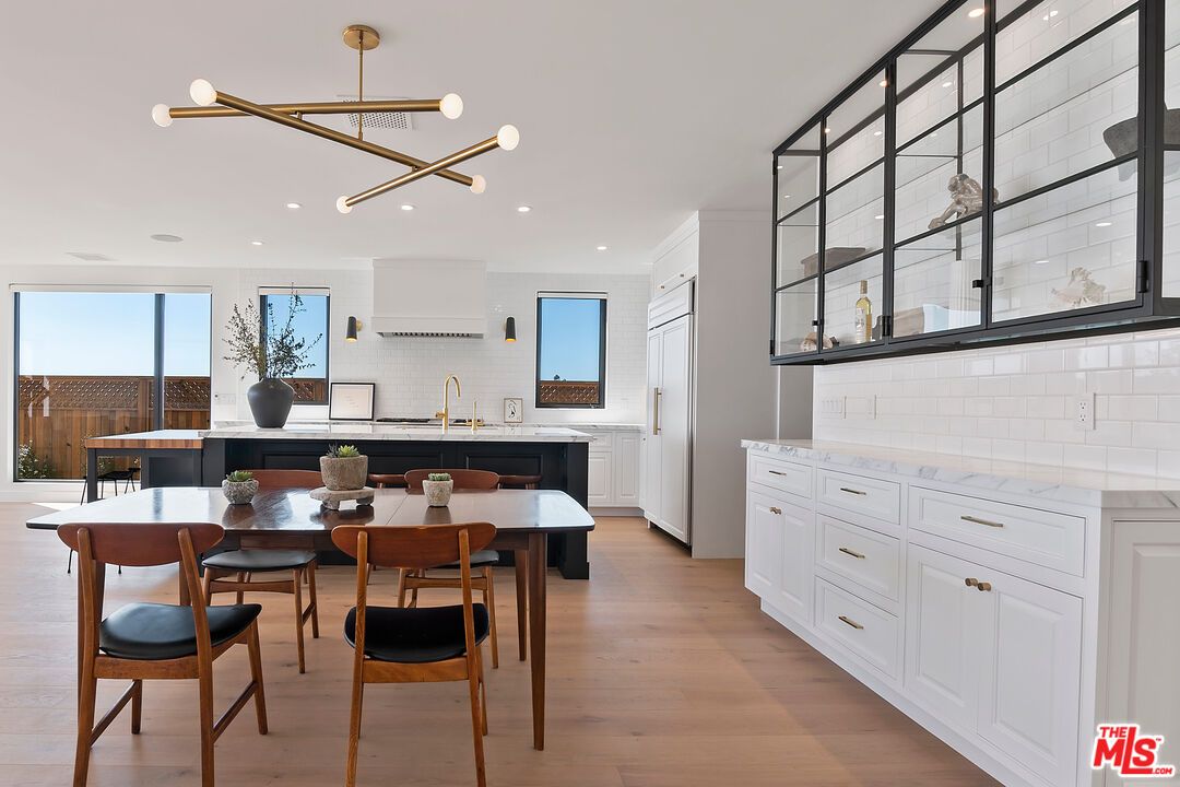 Dining room, Interior, Kitchen, Pendant Lights, Recessed Lighting, Wood Texture Flooring