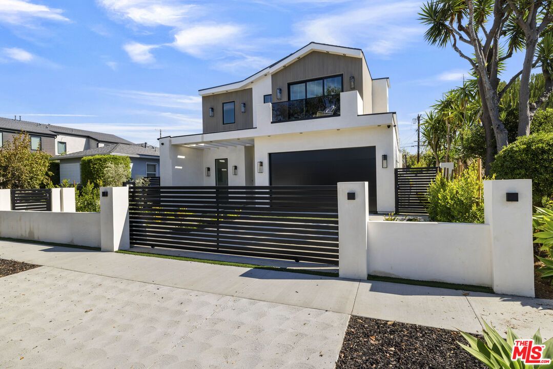 Attached, Exterior, Facade, Modern