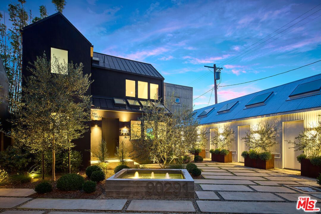 Exterior, Facade, Modern