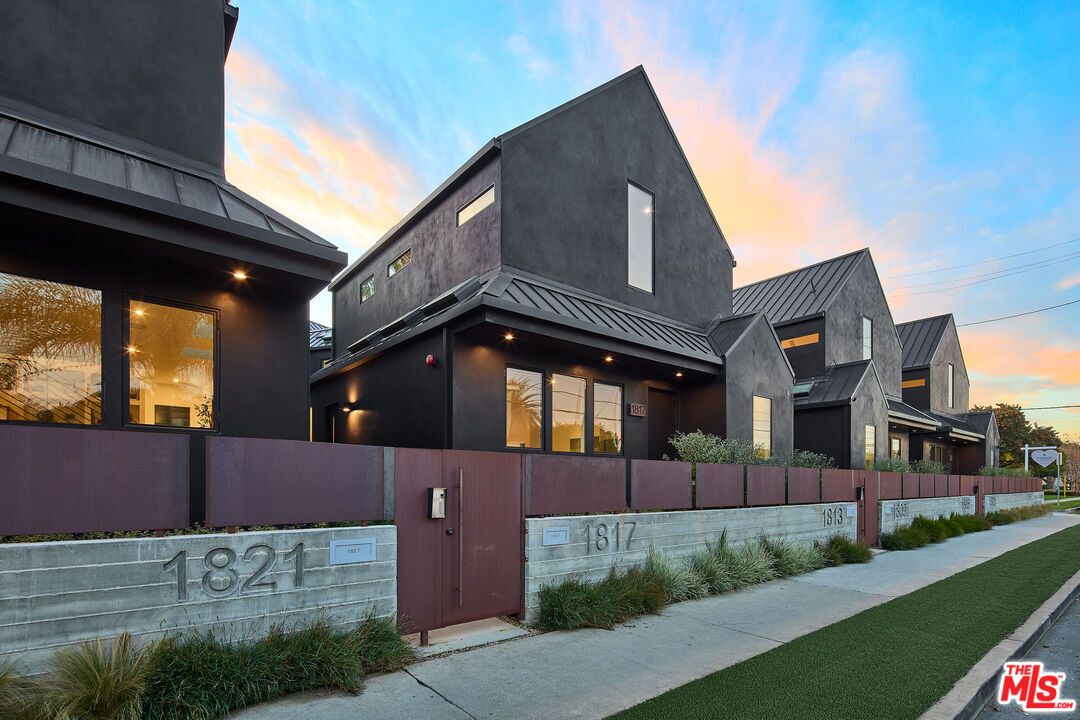 Exterior, Facade, Modern