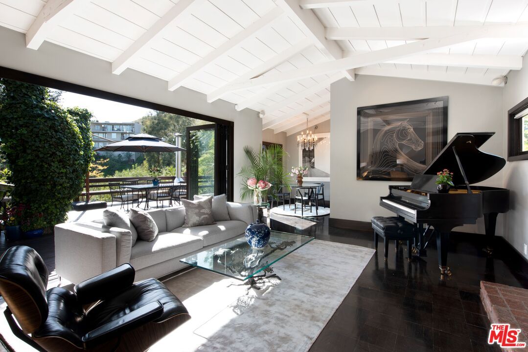 Chandelier, Dining room, Interior, Living room, Piano, Wood Texture Flooring