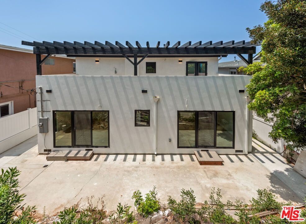 Exterior, Facade, Modern